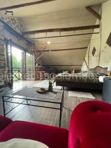 Photo de l'Appartements unique room with great view in a former old barn à Troche