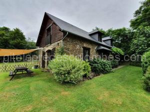 Photo de la Maisons de vacances Authentic French house with great view 4 bedrooms and a lot of land à Troche
